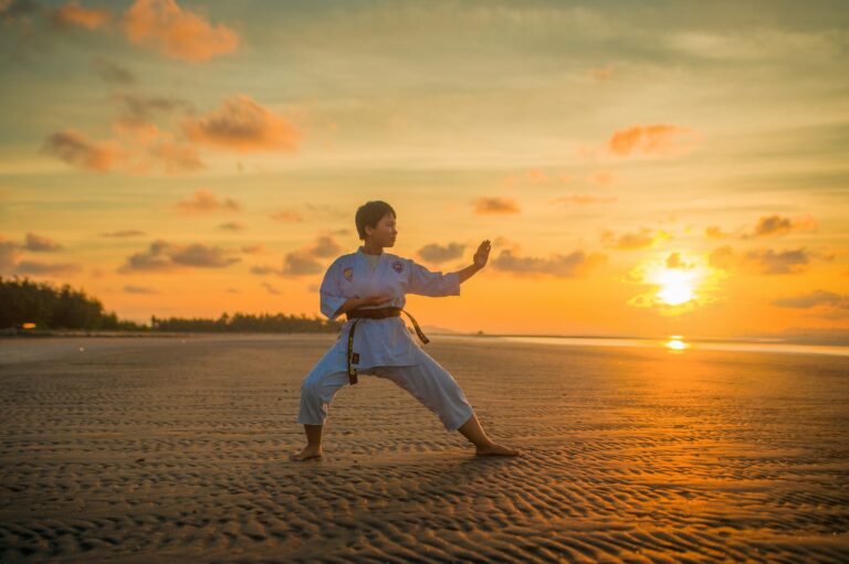 Karateka bei einer dynamischen Kumite-Aktion